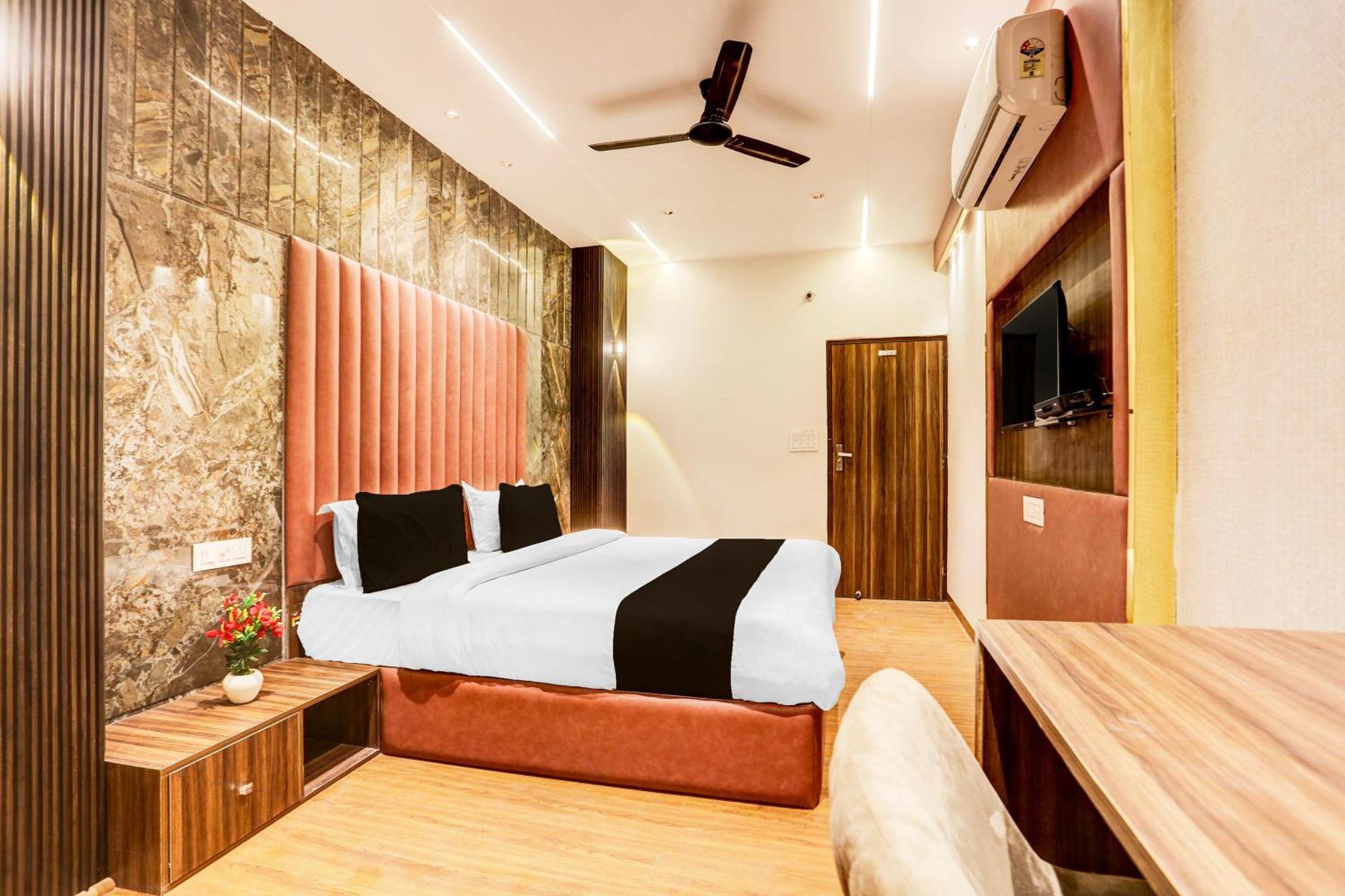 Super Townhouse Haibowal Chowk Лудхіяна Екстер'єр фото