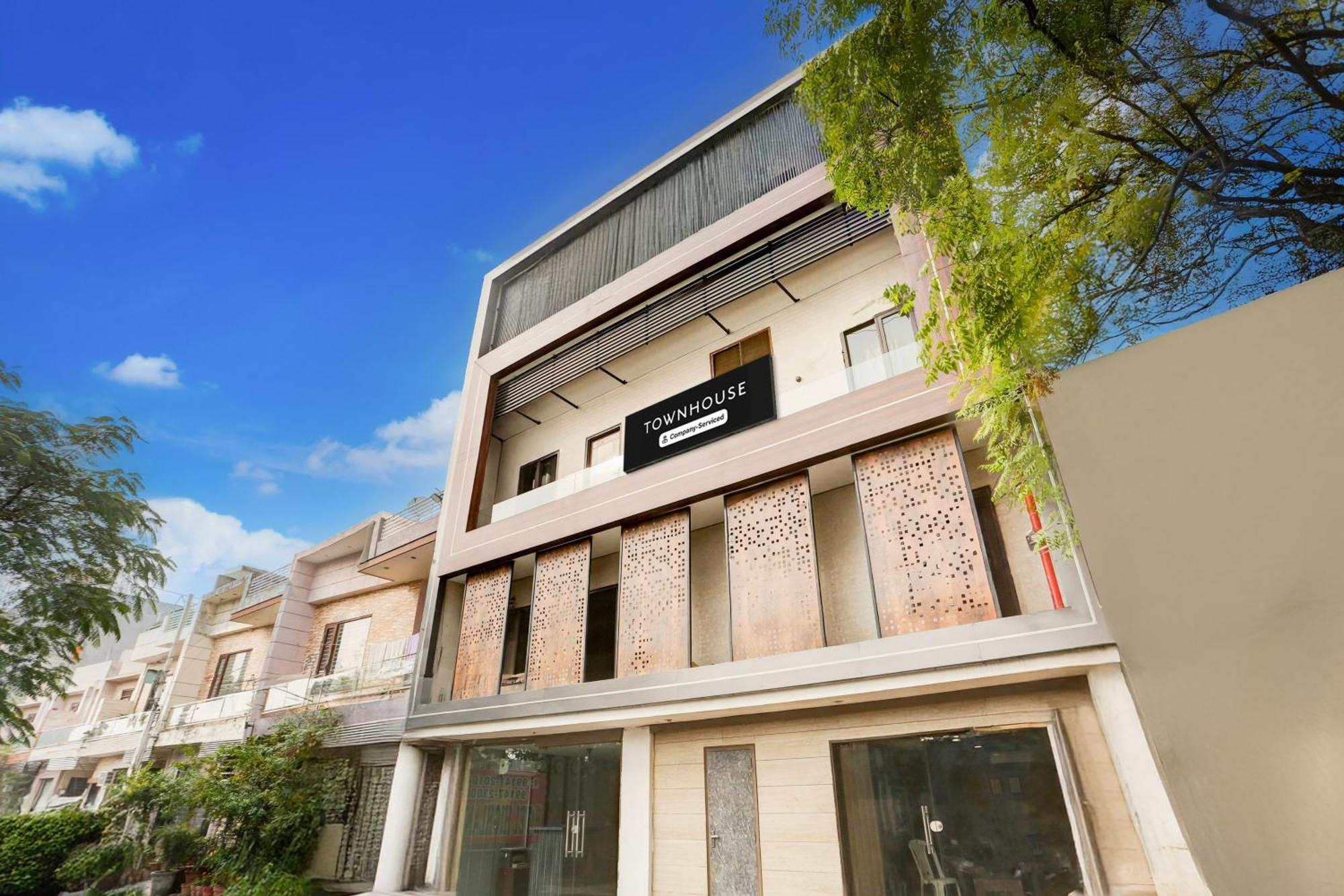 Super Townhouse Haibowal Chowk Лудхіяна Екстер'єр фото