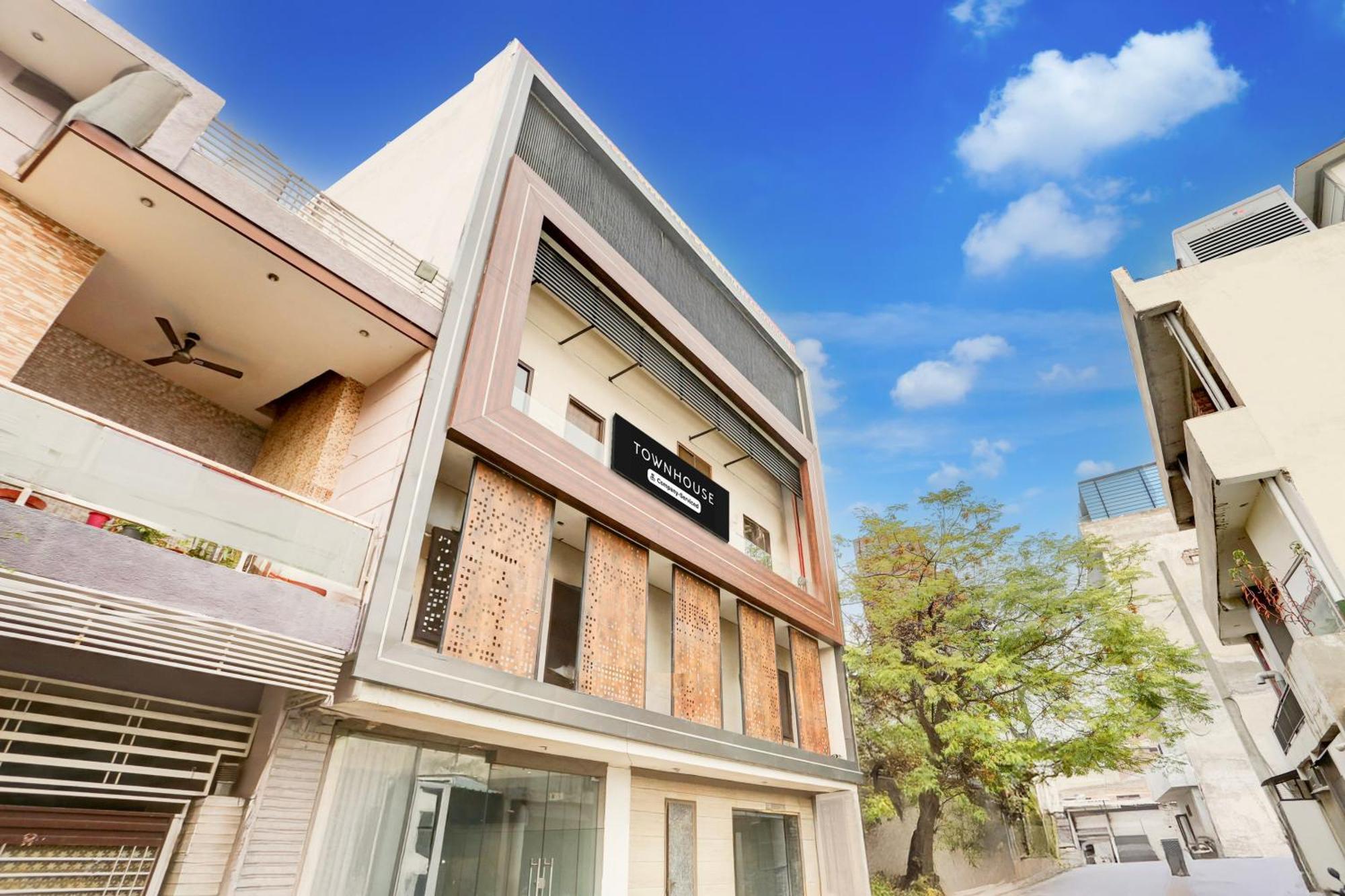 Super Townhouse Haibowal Chowk Лудхіяна Екстер'єр фото