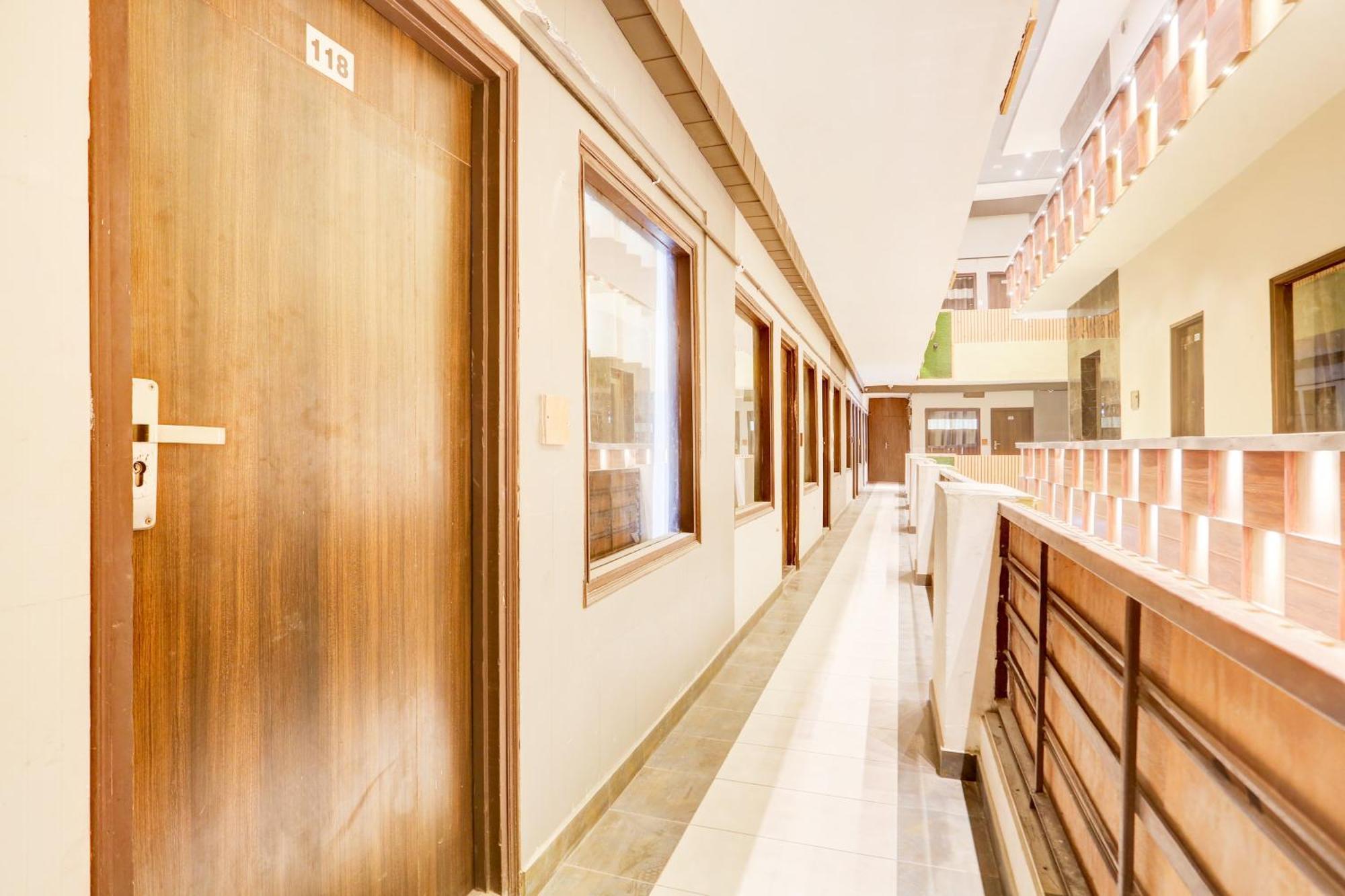 Super Townhouse Haibowal Chowk Лудхіяна Екстер'єр фото